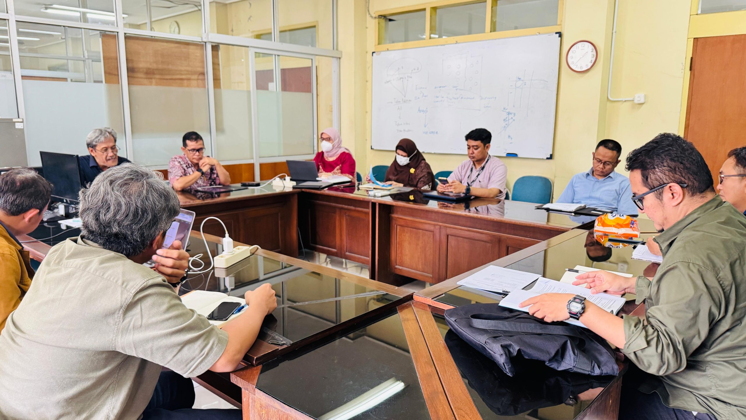Diskusi Pemenuhan Kualifikasi Dosen Fakultas Ekonomi dan Bisnis - FEB ...